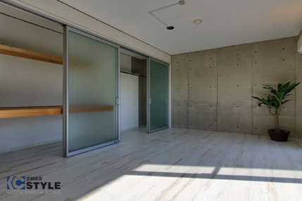 洋室には壁一面の備えた収納スペース(204)