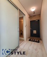 白を基調とした明るい玄関（204）