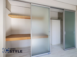 壁一面の使い勝手の良い収納スペース（204）