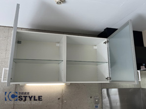 キッチン上部の収納スペース（203）