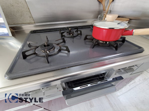 コンロ付き3口ガスコンロで料理も快適（301）