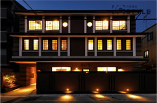 夜景に浮かび上がる幻想的でモダンなフォルム