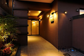 植栽と間接照明が綺麗なエントランス