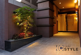 総タイル張りの建物入口