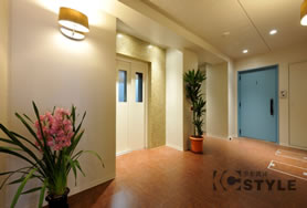 オシャレな照明器具等にも拘った明るく清潔感のある共用部