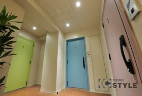 柔らかいカラーコーディネートの玄関ドアがポップな印象