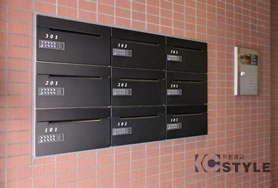 ガンメタリックに輝く、ダイヤル式メールBOX