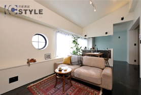 丸い小窓がアクセントの広いリビング（301号）