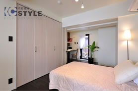 広い大型収納を完備した寝室と奥には書斎を確保。スライドドアで区切りも可能（301号）