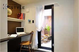 寝室横の書斎にはデスクカウンターと棚を装備。奥には専用テラス（301号）