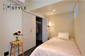 大型クローゼットを確保した寝室はダブルベッドが置けるよう設計（302号）