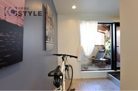 アクセントカラーが緩急を付けるホビースペースは大事な自転車等を住戸内に置ける（302号）