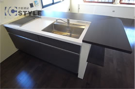 スクエアなシンクがオシャレなシステムキッチンはカウンターテーブルとして使える（302号）