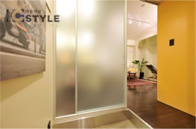 玄関からリビングへはプライバシースライドドアで軽快な仕切り（303号）※203号同型