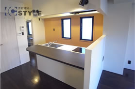 カウンターシステムキッチンはダイニングテーブルとして利用できる（303号）※203号同型