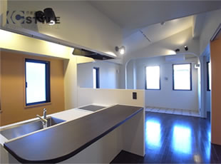 間接照明とオシャレな差色が綺麗な室内（303号）※203号同型