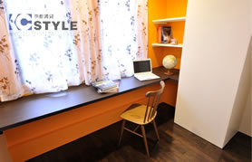 寝室横の書斎スペースは差色のオレンジが綺麗（201号）