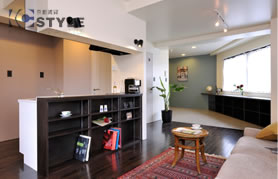 カウンター下に収納棚を配置したオシャレなリビング（202号）