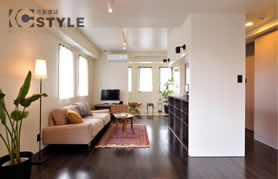 窓が多く、ゆったりとしたリビングが開放的な印象（202号）