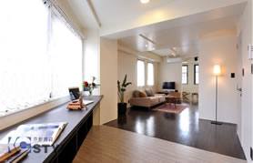 ワークデスクを装備したホビースペースから見たLDK（202号）