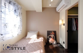 南向の採光が明るい寝室にはバスルームへと抜けられるウォークスルーCLが嬉しい（202号）