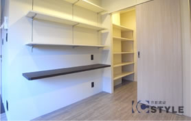 玄関横の広い納戸と多い飾り棚が嬉しい（202号）