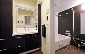 収納力たっぷりのシステムドレッサーから統一されたコーディネートのバスルーム（202号）