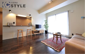 南向きの大型窓から明るい採光注ぐ広いリビング（101号）