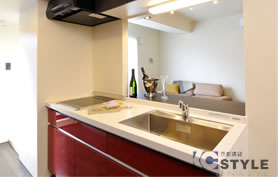 ダークレッドが輝くIH2口コンロ付システムキッチン（101号）