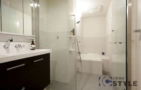 1階はガラス張りで開放感のあるデザインフルオートバス。追炊き、浴室乾燥機付（101号）