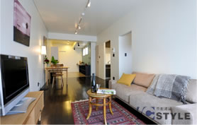 リビングスペースとダイニングスペースを別けやすく、開放的なLDK（102号）