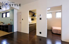 リビングからアクセスできる寝室とキッチン（102号）