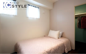 小窓が明るくウォークインクローゼット装備でダブルベッドが配置できる設計の寝室（102号）