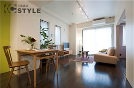 東向きの大型窓が明るいリビング（103号）