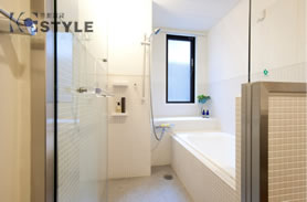 小窓が付いたスクエアなタイルがオシャレなガラス張りの追炊き、浴室乾燥機付オートバス（103号）