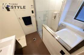 ガラス張りで開放感のある脱衣場とバスルーム（103号）