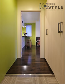 エントランスから統一されたカラーコーディネート（103号）