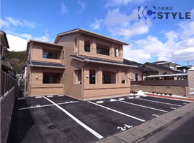 住戸前の十分に確保された専用駐車場。
縦2台置スペースと1台置スペースが有ります 