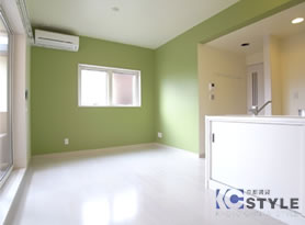 淡いグリーンの壁に南向きの採光で明るいリビング（01・03type）