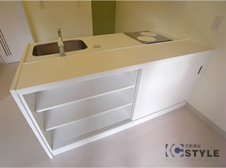 カウンターの下は多目的に利用できる収納付