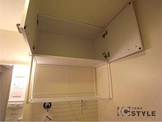 洗濯機置場上部には何かと便利な吊戸棚