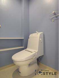 清潔感ある明るいブルーが映えるウォシュレット付トイレ