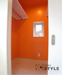 ウォークインクローゼット内は差色にオシャレなオレンジ色