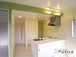 使い勝手の良いカウンターキッチンに柔らかい明かりの間接照明がオシャレ（02type）