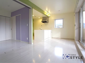 明るいカラーコーディネートの広いリビングが嬉しい寝室も繋げて広く使えます。（02type）