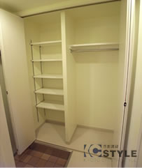 玄関横に確保された広い収納が便利。（02type）