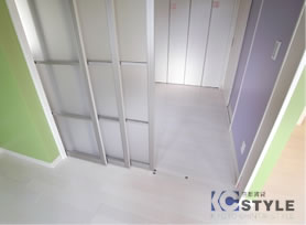 寝室とリビングを区切る扉は、邪魔にならず、採光も良好なスライドドアを採用。（02type）