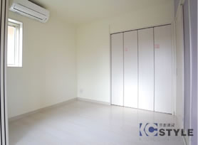 主寝室には小窓で採光と通風を確保。