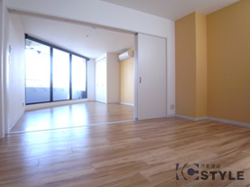 ナチュラルモダンデザインの室内は柔らかく、明るい印象を演出しています