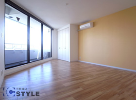 主要採光部の窓は天井まである大型ガラスでフルに採光性を高めています